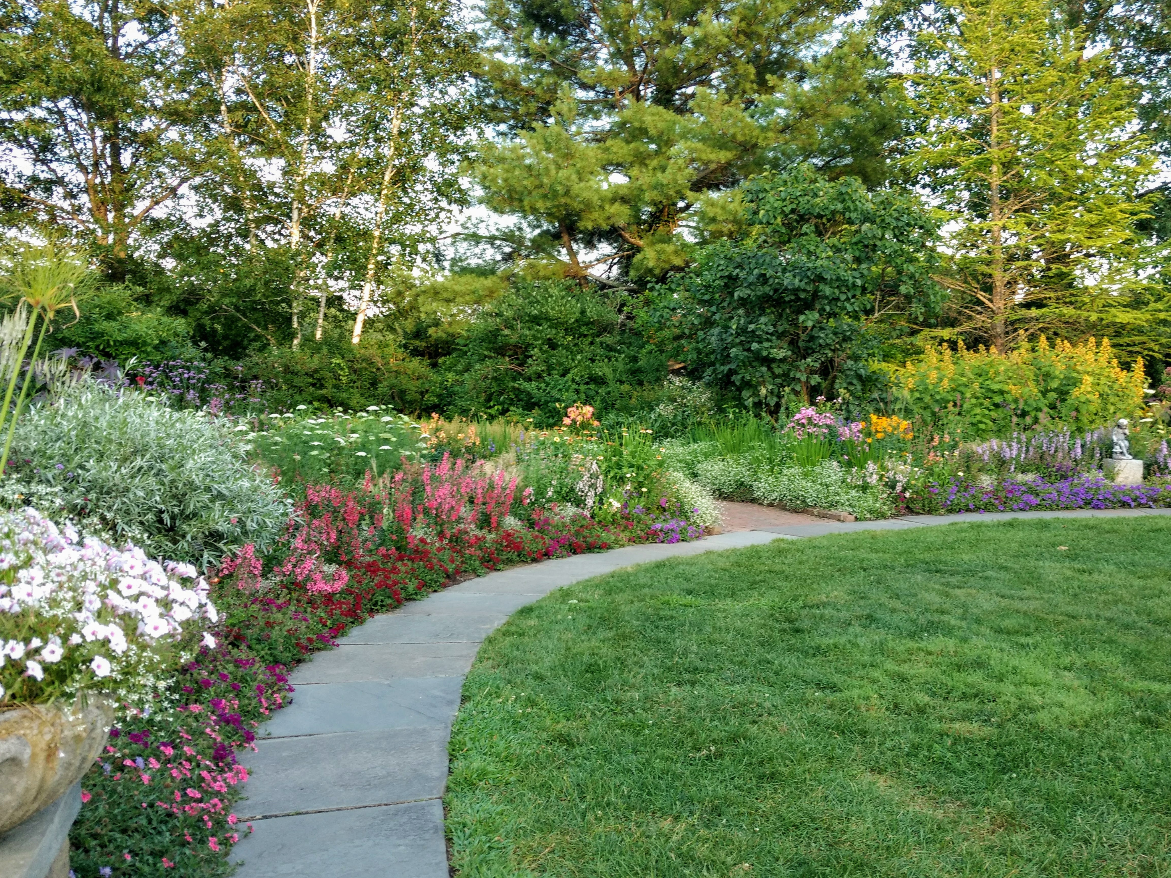 Благоустройство участка частного дома в Курске и Курской области